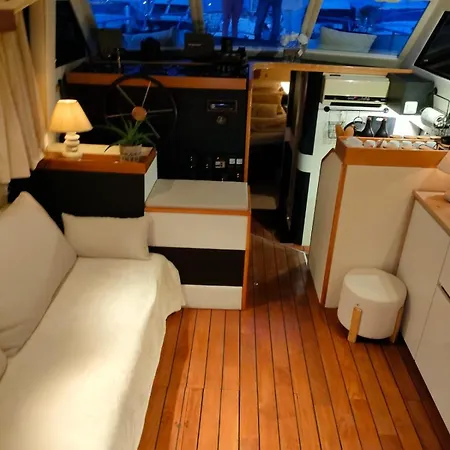 Bateau Standing A Quai Confort *