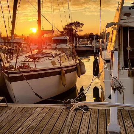 Bateau Standing A Quai Confort بوتيل *